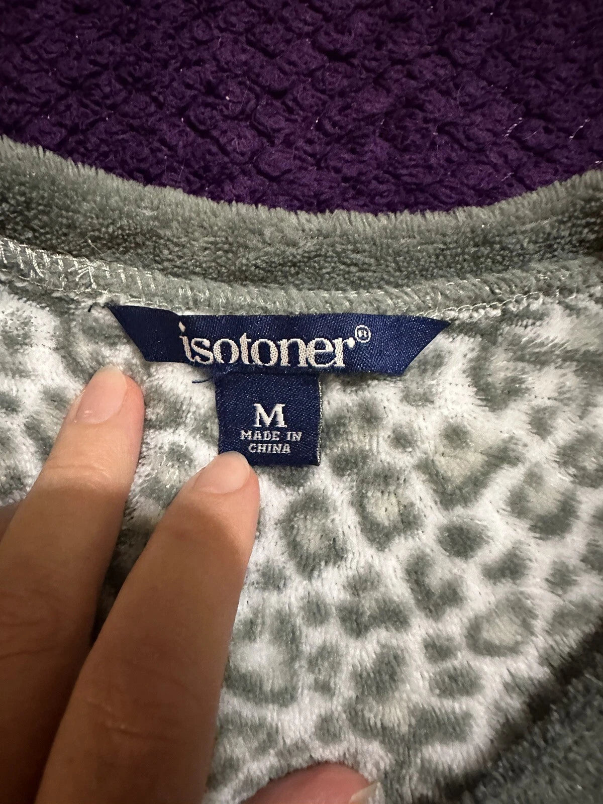 Isotoner Ladies Pajamas Gray Leopard Print Size Small Pre-owned. Good Condition