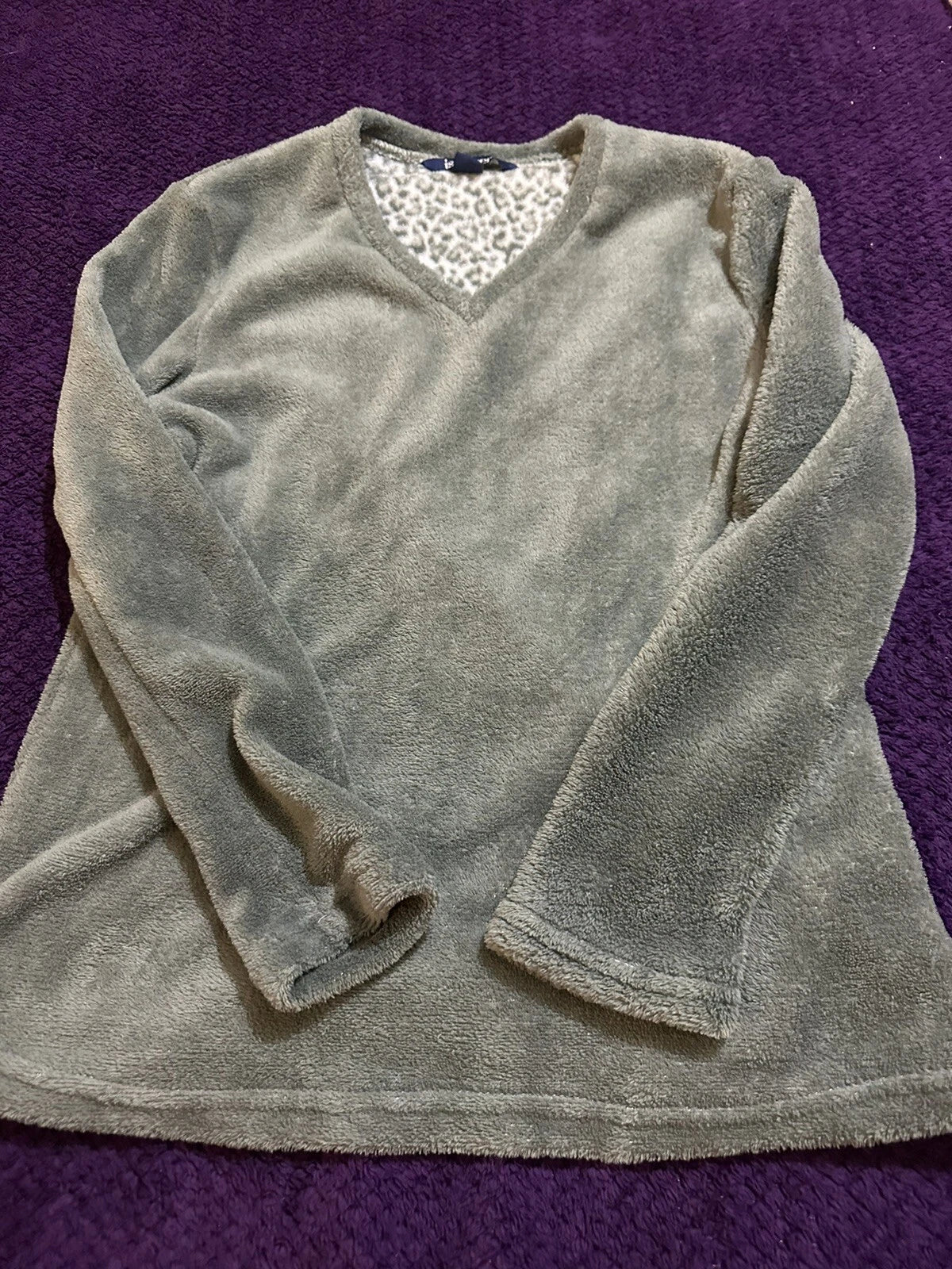 Isotoner Ladies Pajamas Gray Leopard Print Size Small Pre-owned. Good Condition