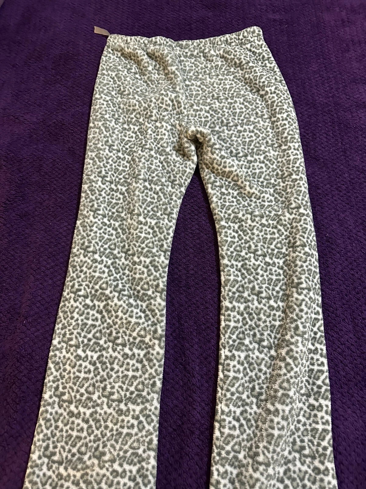 Isotoner Ladies Pajamas Gray Leopard Print Size Small Pre-owned. Good Condition