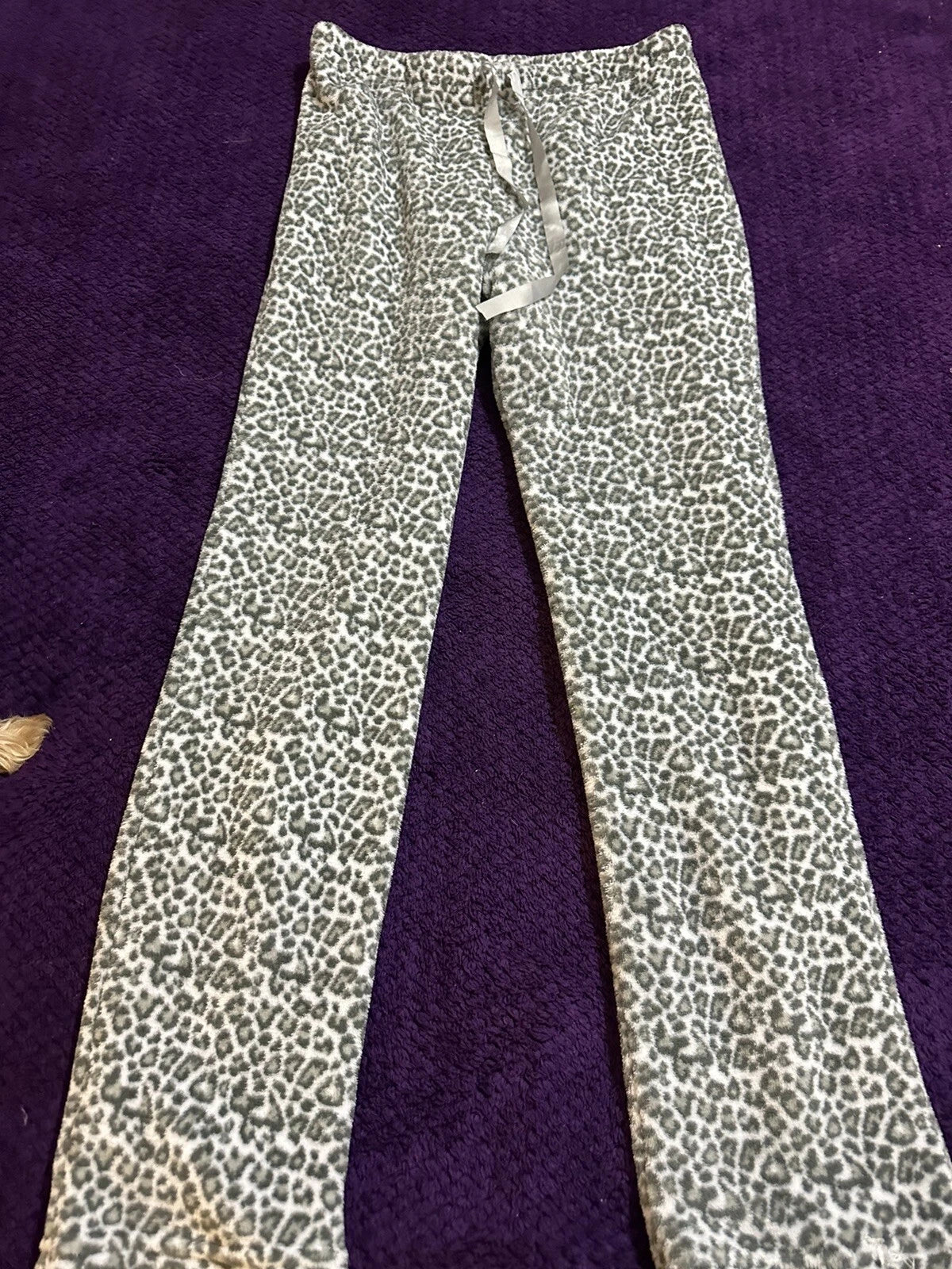 Isotoner Ladies Pajamas Gray Leopard Print Size Small Pre-owned. Good Condition