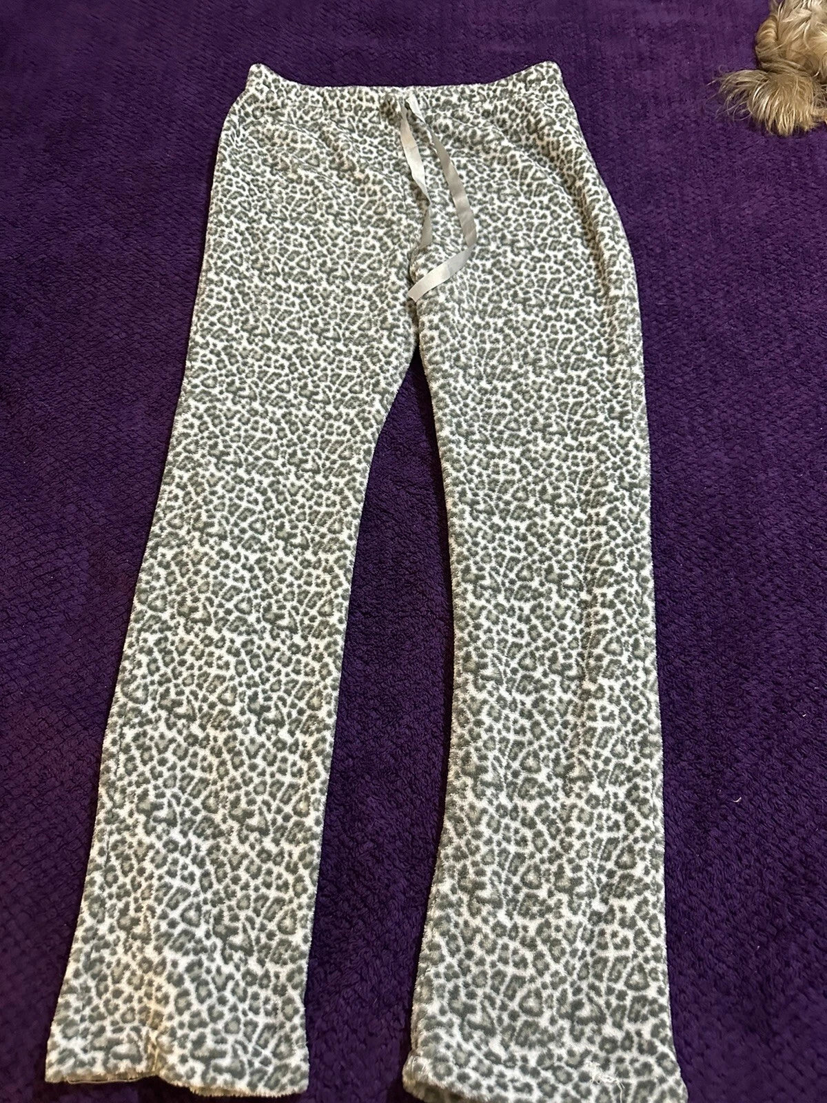 Isotoner Ladies Pajamas Gray Leopard Print Size Small Pre-owned. Good Condition