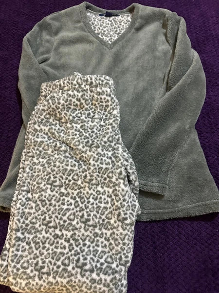 Isotoner Ladies Pajamas Gray Leopard Print Size Small Pre-owned. Good Condition