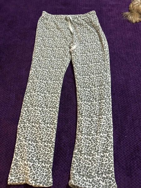 Isotoner Ladies Pajamas Gray Leopard Print Size Small Pre-owned. Good Condition